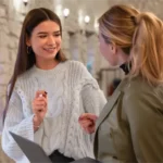 Fuar Hostesi Nedir? Görevleri ve Önemi